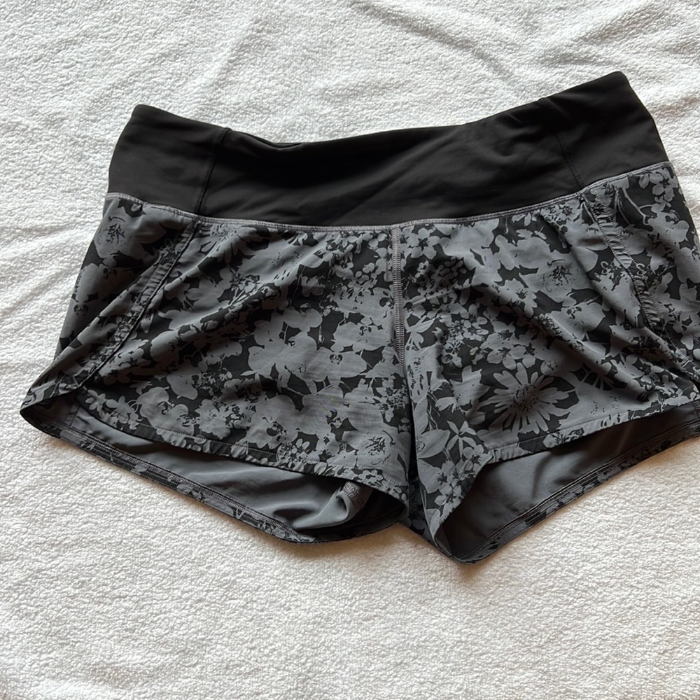 Lululemon shorts size 8 grey black floral pattern